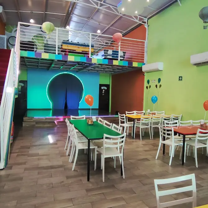 Escenario con arco de neón