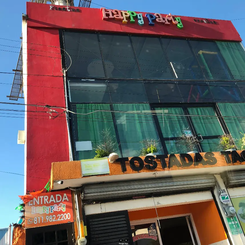 Fachada sobre Av. Pablo Livas