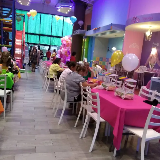 Mesas montadas para la fiesta